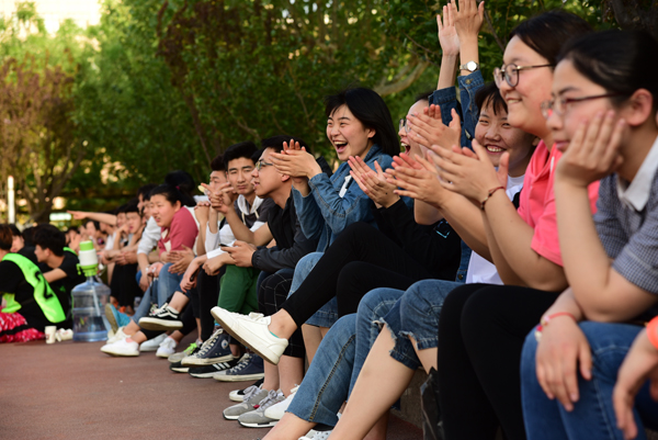 热情的围观同学们.jpg