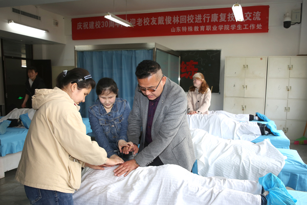 戴俊林指导学生手法练习.jpg
