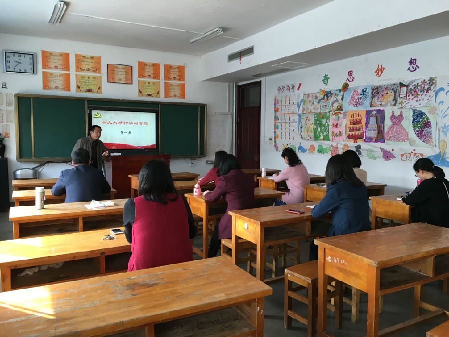 组织授课教师统一备课.JPG